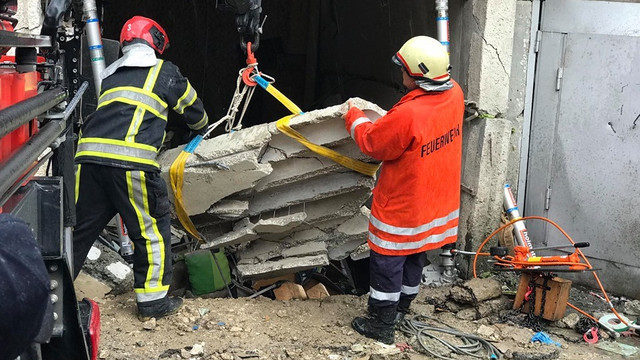 FOTO | IGSU: Un bărbat în vârstă de 66 de ani a fost salvat după ce a fost prins sub dărâmături în urma unei explozii 