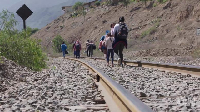 COVID-19 strivește economia peruviană. Oameni săraci călătoresc sute de km prin munți: „Fie mor în drum spre casă, fie mor de foame”