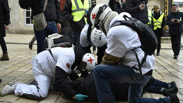 O manifestație a cadrelor medicale a fost deturnată de indivizi violenți la Paris