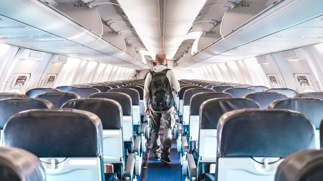 Un pasager care a refuzat să poarte mască de protecție a fost dat jos din avion