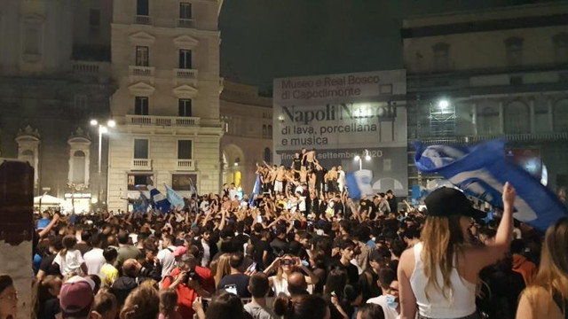 Fanii lui Napoli n-au mai ținut cont de măsurile de distanțare socială, ci au ieșit grămadă pe străzi să sărbătorească