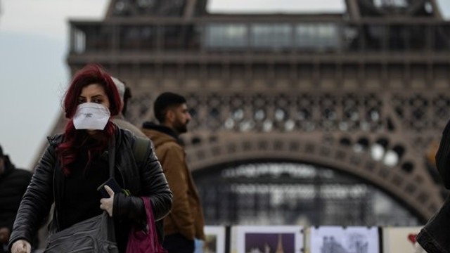 Turnul Eiffel se deschide azi dar turiștii trebuie să urce pe scări