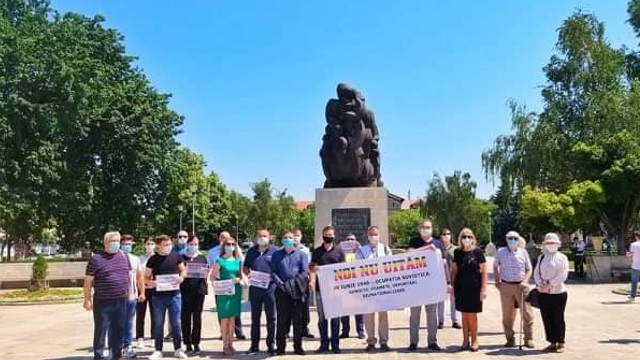 Cei 80 de ani de la ocupația sovietică a Basarabiei au fost marcați la Chișinău prin depuneri de flori la monumentul “Trenul Durerii” și un protest în fața Ambasadei Federației Ruse la Chișinău