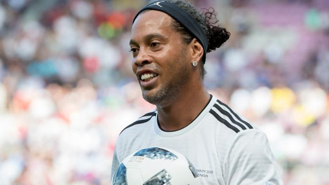 Ronaldinho vrea să se reapuce de fotbal la 40 de ani. Ar putea fi antrenat de Maradona