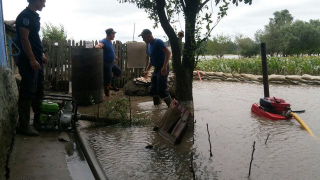 FOTO | Peste 160 de case de locuit, sub risc sporit de inundații. Salvatorii și sătenii au fortificat digul de protecție