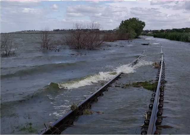 FOTO | Un segment de cale ferată, acoperit în totalitate de apele râului Prut. Anunțul CFM