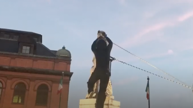 O statuie a lui Cristofor Columb a fost dărâmată de protestatari în orașul american Baltimore