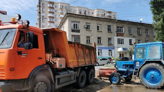 FOTO | În Chișinău continuă lucrările de lichidare a consecințelor provocate de ploaia torențială. Primarul: Gurile de captare nu fac față volumului mare de apă