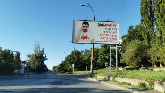 Panourile de reclamă amplasate ilegal în Chișinău vor fi integrate pe o hartă online, apoi demontate și evacuate
