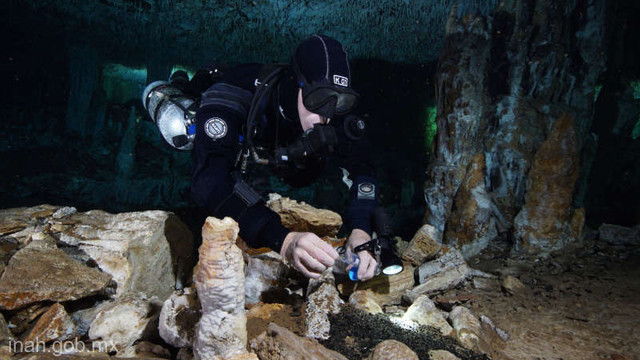 VIDEO | Mină veche de mii de ani, descoperită în adâncurile unei peșteri inundate. Ce comori extrăgeau oamenii preistorici