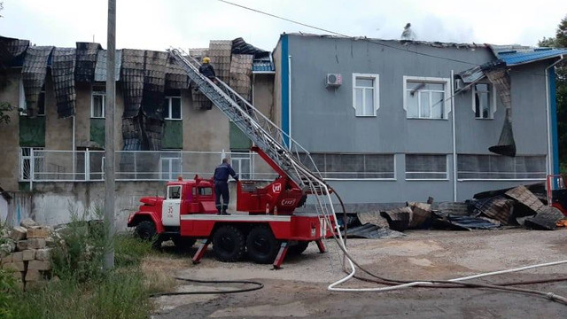 FOTO | Acoperișul Inspectoratului de Poliție din Rezina complet cuprins de flăcări