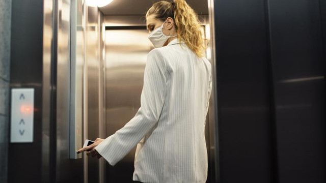 Femeie asimptomatică a infectat cu coronavirus 71 de persoane, după ce a folosit liftul clădirii în care locuia