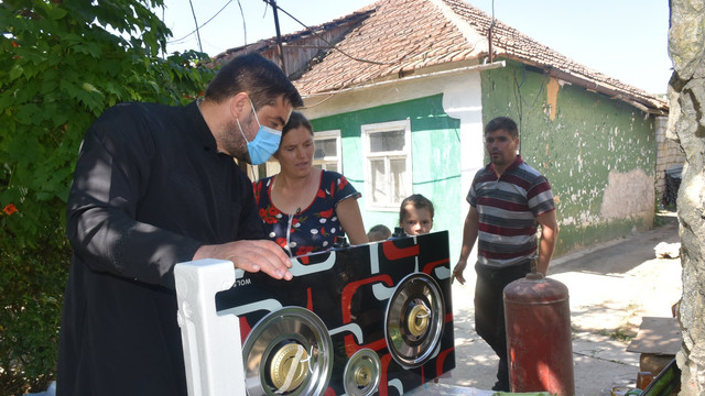 Dragostea unește frații | Un profesor de religie inspiră românii de pe ambele maluri ale Prutului să se ajute reciproc (GALERIE FOTO)
