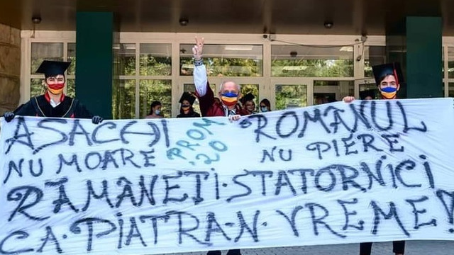 GALERIE FOTO | „„Asachi nu moare, Românul nu piere”. Mesajul inedit al absolvenților unui liceu de top din Chișinău