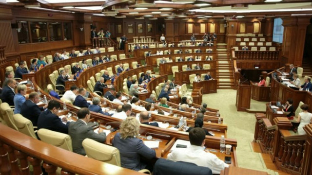 Opoziția cere ca jurnaliștilor să li se permită să intre în sala parlamentului