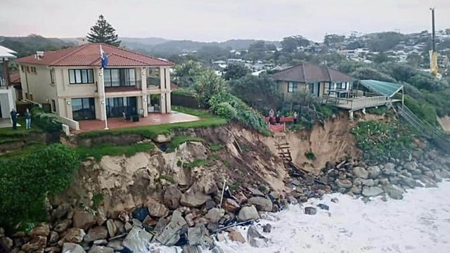 Imagini uluitoare cu case de milioane de dolari care riscă să se prăbușească în ocean, în Australia. Proprietarii au fost evacuați