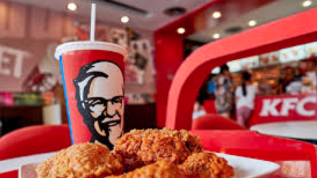 Decizie controversată luată de KFC. Ce se întâmplă cu celebrul pui servit acum în restaurante