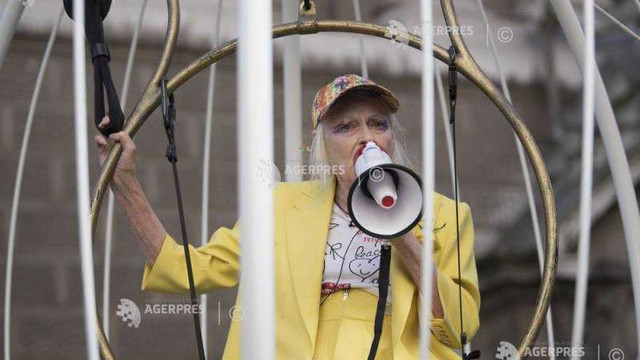 Vivienne Westwood, suspendată într-o cușcă în cadrul unui protest pentru eliberarea lui Assange