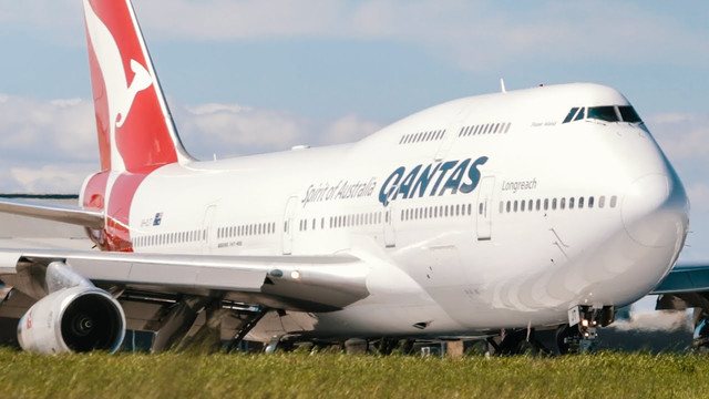 FOTO | A desenat pe cer logo-ul companiei. Ultimul Boeing 747 al companiei Quantas a fost restras din activitate 
