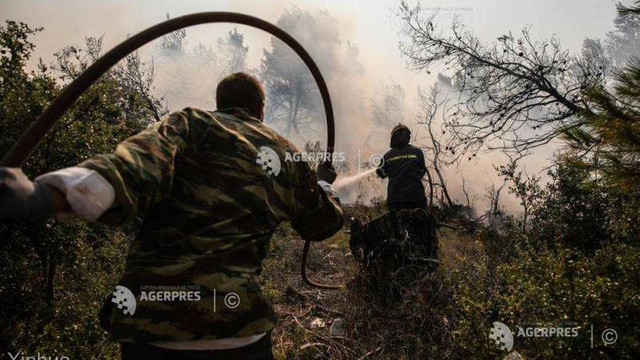 Grecia: Pompierii se luptă să stingă un incendiu de pădure pentru a treia zi în apropiere de Corint