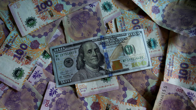 Argentina a început să importe bancnote pentru a face față cererii de numerar