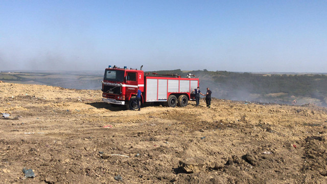 ULTIMA ORĂ | 47 de pompieri și salvatori cu 7 autospeciale de stingere au reușit să lichideze incendiul de la Țânțăreni (FOTO)