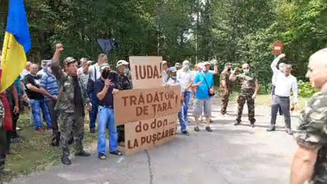 VIDEO | Zeci de veteranii protestează în fața reședinței de stat de la Condrița