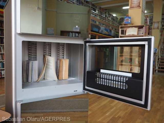 FOTO | În România o bibliotecă a achiziționat un aparat pentru sterilizarea cărților împrumutate. Cum funcționează acesta