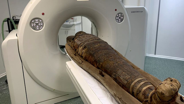 FOTO | O mumie egipteană veche de peste 2.000 de ani, investigată la un computer tomograf, la Cluj, în România