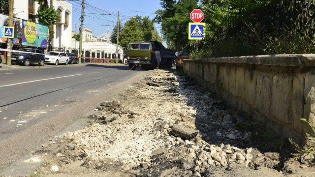 FOTO | Au început lucrările de reabilitare a trotuarelor din centrul istoric al Chișinăului