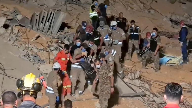 VIDEO | Un bărbat din Beirut a fost găsit în viață de către salvatori după mai bine de 15 ore sub dărâmături