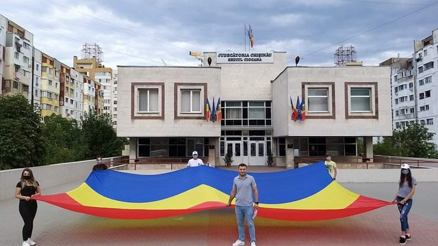 DOC | Ce a decis instanța după ce PUN a contestat faptul că a fost amendat pentru arborarea drapelului României. „E legal să porți tricolorul în piept și în suflet!”