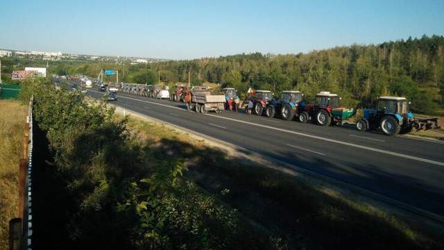 Tractoarele agricultorilor au intrat în Chișinău odată cu lăsarea nopții