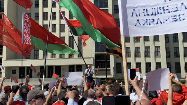 Operațiunea autocarul în Belarus: Muncitori aduși cu forța la un miting pro-Lukașenko