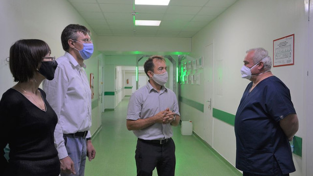 VIDEO | Prima poartă de dezinfectare anti–Covid a ajuns la medicii de la spitalul ”Sfânta Treime”

