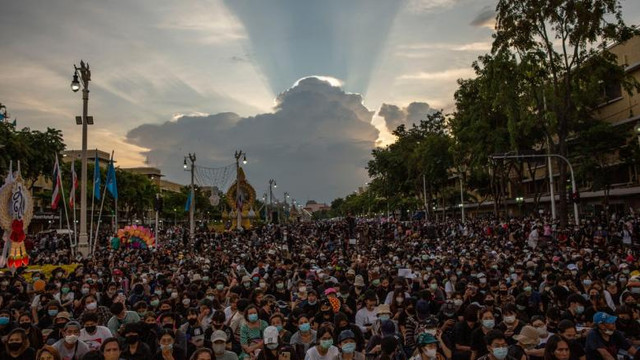 Monarhia de drept divin și guvernul militar din Thailanda, sub asediul protestelor: 10.000 de oameni au ieșit în stradă în Bangkok