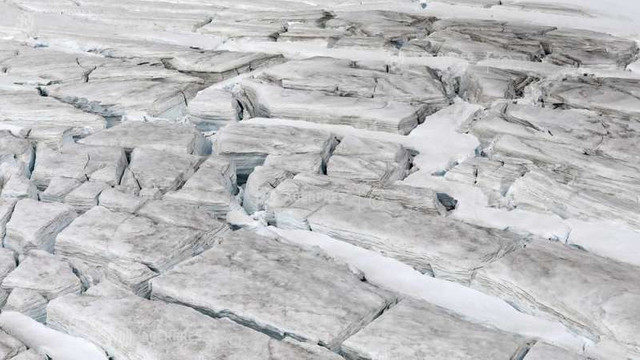 În Groenlanda, calota glaciară se topește iremediabil, avertizează oamenii de știință