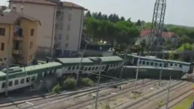 Un tren de navetiști a deraiat într-o gară Italia. Patru din cele șapte vagoane au sărit de pe șine