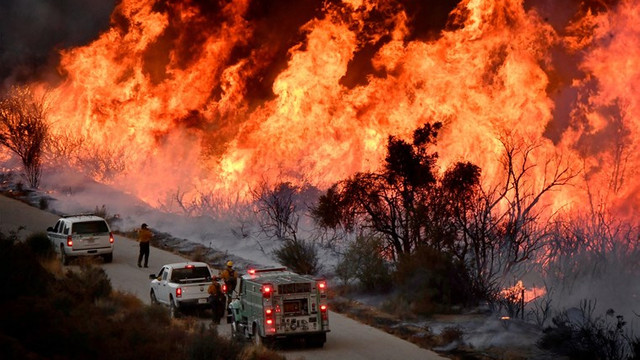 Incendii în California - Cel puțin 4 morți și peste 10.000 de pompieri desfășurați pentru stingerea flăcărilor
