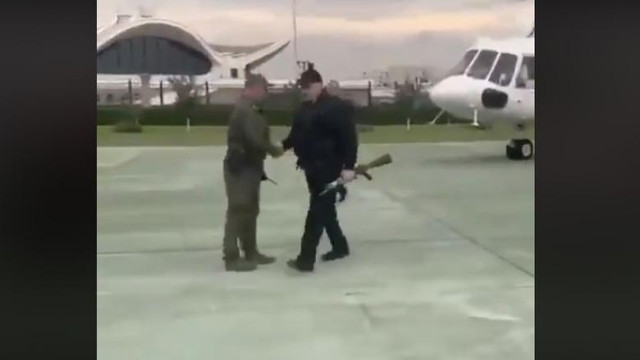 VIDEO | Lukașenko apare într-o înregistrare cum coboară din elicopter purtând vestă antiglonț și având o armă automată în mână