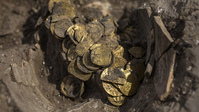 Sute de monede din aur descoperite în locul în care urmează să fie construit un nou cartier, în Israel. Cât valorează comoara