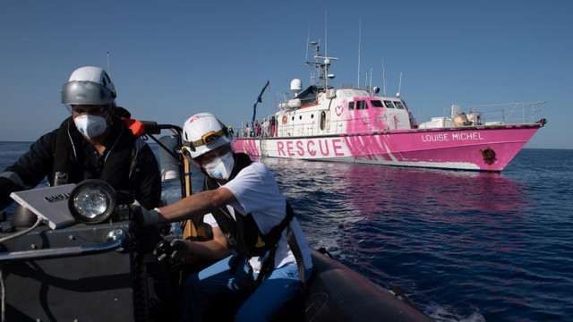 Un vas de salvare încearcă să ajute 130 de refugiați răniți pe o barcă de cauciuc în mijlocul Mediteranei. Statele europene îi ignoră