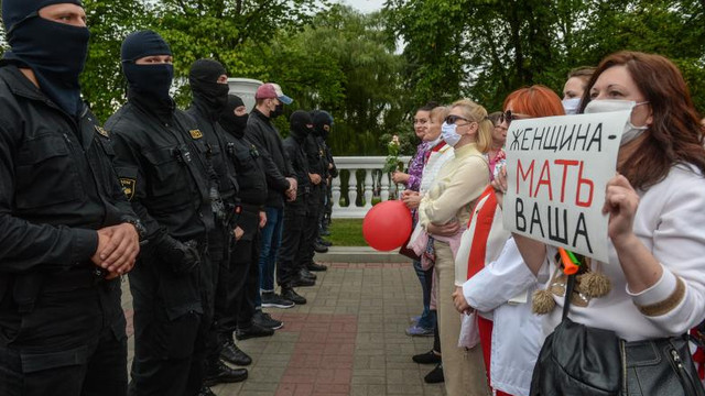 Mii de femei au cerut în stradă demisia lui Lukașenko. Momentul în care acestea rup cordonul de poliție, în aplauzele martorilor