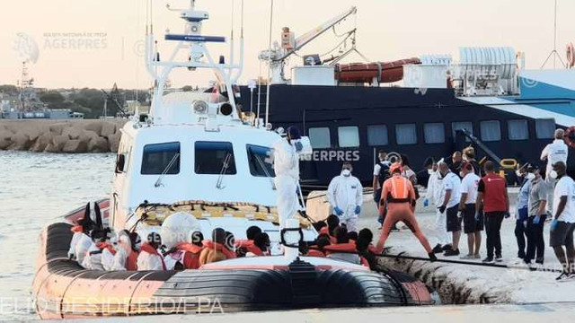 Circa 450 de migranți au debarcat pe insula italiană Lampedusa