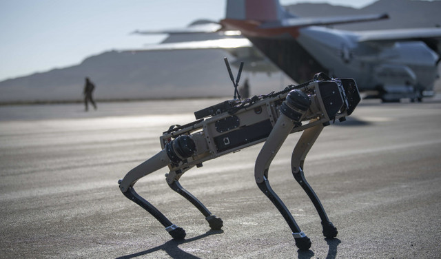 FOTO | Imagini desprinse dintr-un război al viitorului. Câinii-robot se alătură trupelor americane