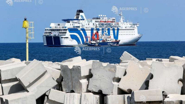 Italia: Peste 350 de migranți, transferați la bordul unei nave pentru carantină