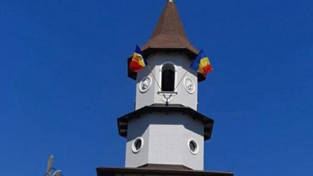 Un preot din Ungheni care a arborat drapelul R. Moldova și pe cel al României pe clopotniță riscă să fie sancționat: „Nu cobor niciun steag” (ZdG)