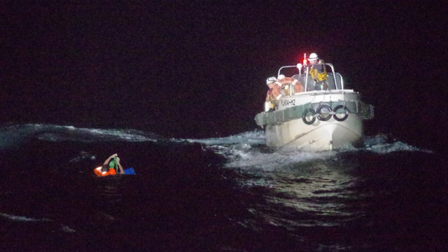 Navă cu peste 40 de oameni la bord și 6.000 de vaci, scufundată de un taifun în largul coastei japoneze. Mărturia unui supraviețuitor