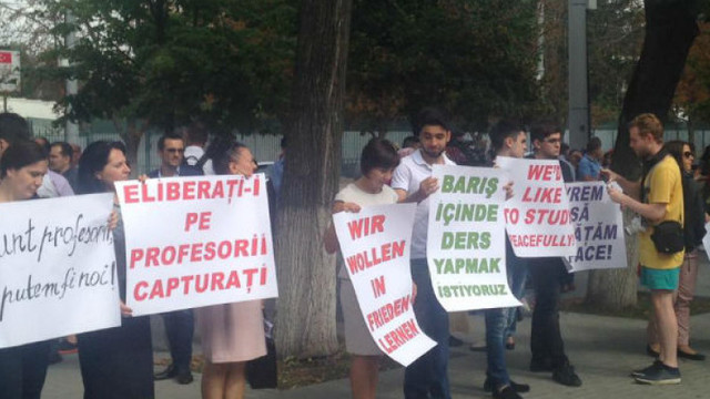 Doi ani de la expulzarea profesorilor turci: Sperăm totuși că într-o zi vor fi eliberați