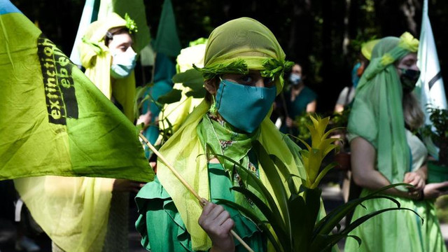 Proteste ale activiștilor de mediu în mai multe capitale europene. Peste 600 de persoane reținute în Londra